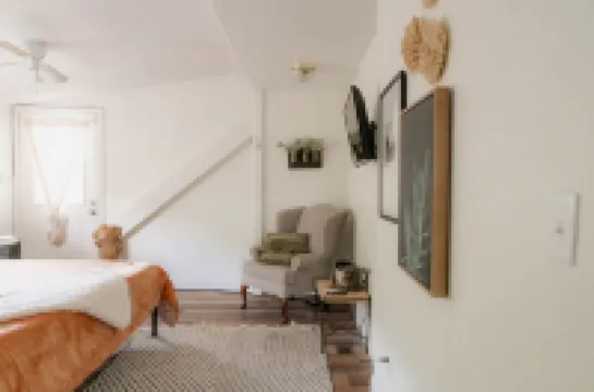 🦙 Lava Yay Frame - Bright High desert Cabin.