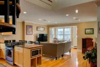 Downtown Escape ❤️ Deck, Fireplace, 95 WalkScore