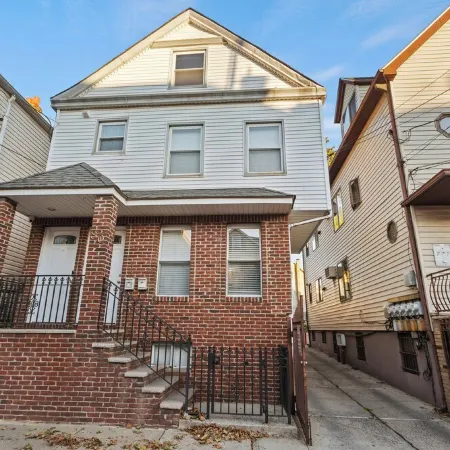 Spacious 4-bedroom apartment with WiFi, AC in enjoyable Newark