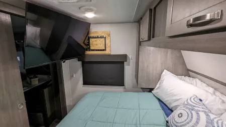 Cozy RV with 1 King bedroom, WiFi & AC in Pleasant Acworth