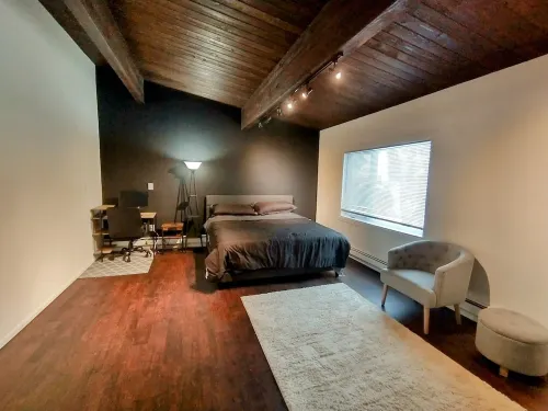 Modern 2,000+ sf house. Sauna + Parking! 5 mins from airport.