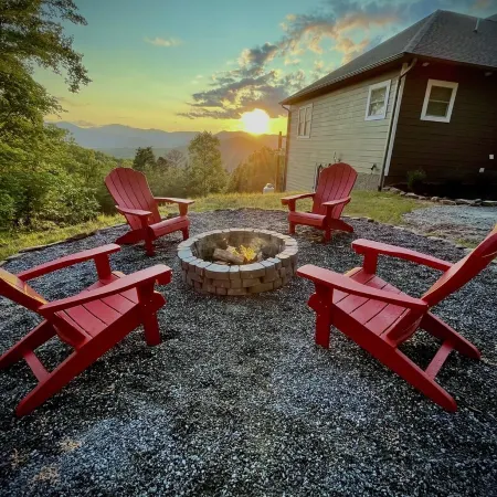Butterfly Mountain Cabin for 8 w/amazing view+wifi, 3 bdrm, 3.5 bath, & firepit