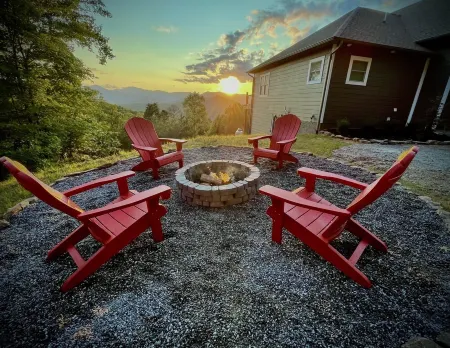 Butterfly Mountain Cabin for 8 w/amazing view+wifi, 3 bdrm, 3.5 bath, & firepit