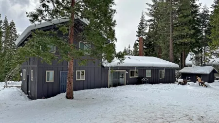 Remodeled Lakeside home in Exceptional location Отели в г. Carnelian Bay