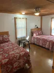 Hummingbird Cabin, located down Riverroad close to local shops and restaurants! - Homestays
