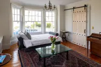 Downtown Captain's Mansion- The Dexter- Family, pet, and event friendly - 4-Star