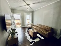 Modern 4-bedroom Duplex Apartment in Downtown Elkins beside Big Timber Brewing Hotels in Elkins