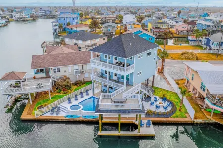 Pelican Lookout - Heated Pool, Hot Tub, Fire Pit, Outdoor Bar, Kayaks