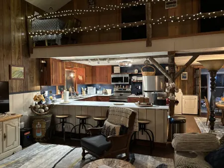 Quiet Cabin on Top of Mountain! Off the Grid Between Newland & Spruce Pine-Hwy19