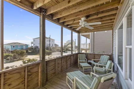 Spacious Home w/Ocean Views at Quiet end of Island