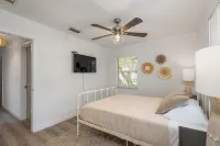 Beachie Cottage with luxury Spa, steps to the beach.