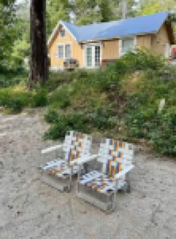 Sequoias Creekside/Vintage Yellow Cottage