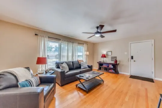 Spacious | Quiet | 1 bedroom duplex w free parking! Отели рядом с достопримечательностью «Музей Транспорта»