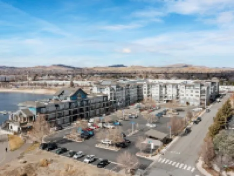 Lakefront Condo w/ Jacuzzi, Rooftop near  Mall, Casino, Theater w/ City Views