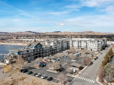 Lakefront Condo w/ Jacuzzi, Rooftop near  Mall, Casino, Theater w/ City Views Отели в г. Спаркс