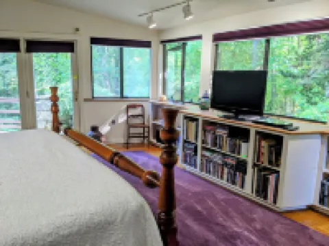 A Spacious Treetops Reunion/ Retreat/Event Venue! Sleeps 10-12. Seasonal Pool!