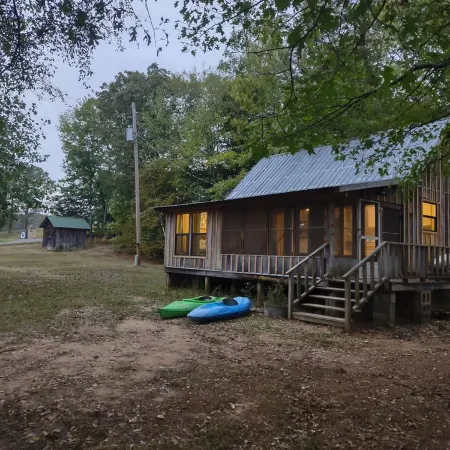 Caddo River Shack - 2 secluded acres with Kayaks and outdoor tub - Pet Friendly