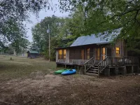 Caddo River Shack - 2 secluded acres with Kayaks and outdoor tub - Pet Friendly