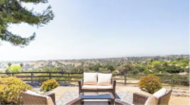 Beautiful 2-bedroom home with stunning viewsSleeps 4 - 2 Bedrooms - 1 Bath