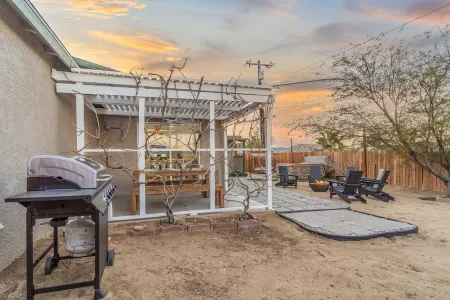 Oasis🌵in the❤️of Joshua Tree + Gym + Hot Tub + Tesla⚡️+ pond and waterfall