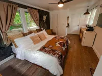 Cozy A-Frame ~10 min to Cashiers - Pet Friendly, Firepit, + Hot tub!