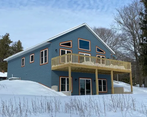 New Construction! Gorgeous full home with large deck overlooking North Twin Lake Hotels in Conover