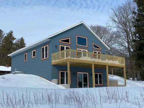 New Construction! Gorgeous full home with large deck overlooking North Twin Lake Hotels in Conover