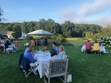 Charming Farm Abode with gourmet food and access to lake, trails & farm fun