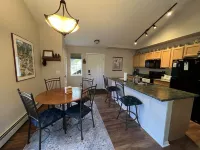 Quiet, 2Bed /2Bath Condo, Hot tub, garage, on bus route 1 mile to slopes
