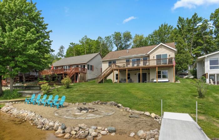 Canadian Lakes Lakefront Home with Breathtaking Sunrises and a Hot Tub!