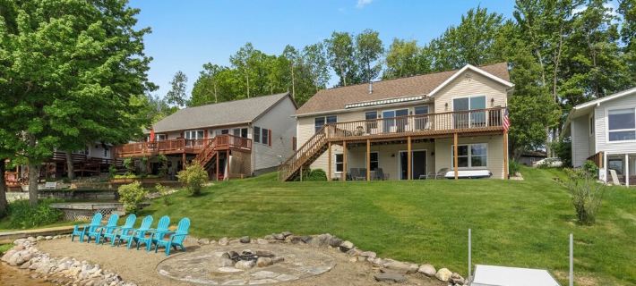 Canadian Lakes Lakefront Home with Breathtaking Sunrises and a Hot Tub! Hotels in Mecosta County