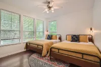 Business Friendly Central Austin 3/2 Townhome w/ Pool!