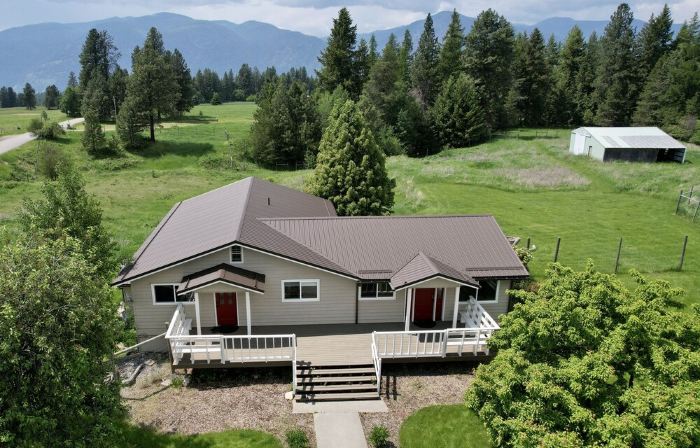 Peaceful Secluded Farmhouse - 10 minutes from Bonner's Ferry