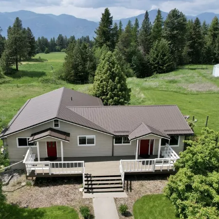 Peaceful Secluded Farmhouse - 10 minutes from Bonner's Ferry