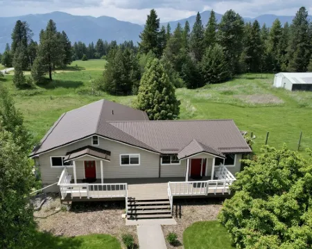Peaceful Secluded Farmhouse - 10 minutes from Bonner's Ferry Hotels in Boundary County