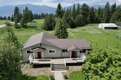 Peaceful Secluded Farmhouse - 10 minutes from Bonner's Ferry