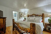 Highlands Cabin on Scenic Pond, 6 Min Drive to Downtown & Pet Friendly! Các khách sạn gần Trailhead for Yellow Mountain Trail