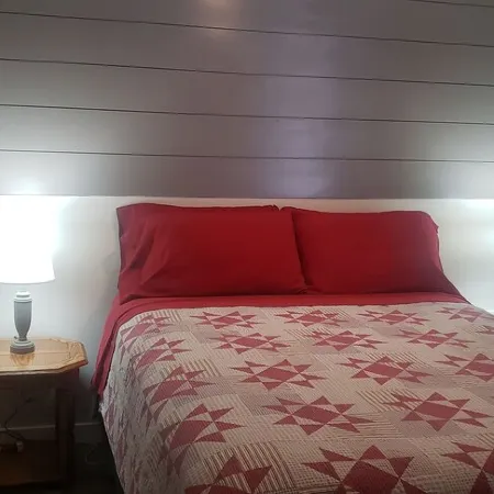 Clean cottage on the Eagle River Chain, dock, firewood, edge of town Отели в г. Линкольн