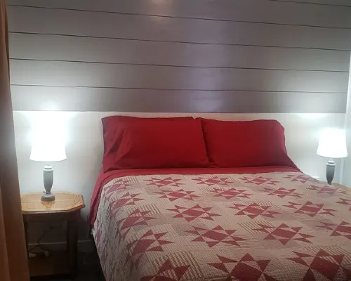 Clean cottage on the Eagle River Chain, dock, firewood, edge of town Hotels in Lincoln