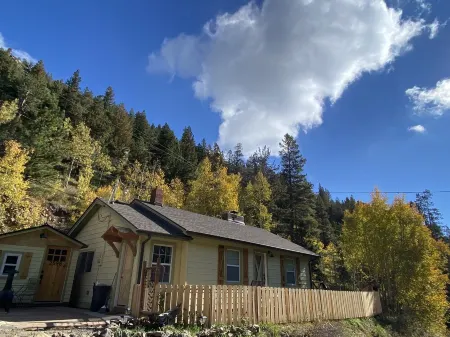 Adorable Cottage in National Forest -- hiking & climbing steps from your door!
