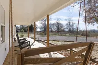 The Farmhouse @ Desoto Farms with Hot Tub!