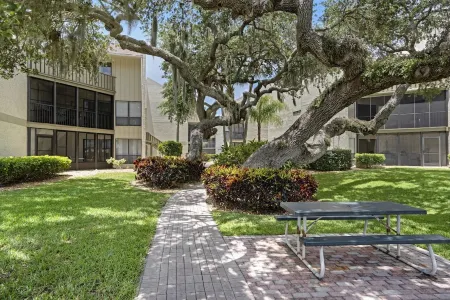 Luxurious 1-Bedroom Condo a Short Walk to Siesta Key Beach Отели в г. Сиеста-Ки