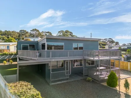 Escape to Coastal Tranquility - 400m from Primrose Sands Beach