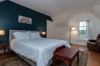 Rustic 150-year-old farmhouse, Jacuzzi included