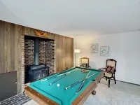 Entire home in Port Orchard, Washington with Game Room, Fire Pit and RV Parking فنادق في Parkwood