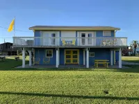 10 Min Walk to Beach, Cozy Family Home - Country Houses