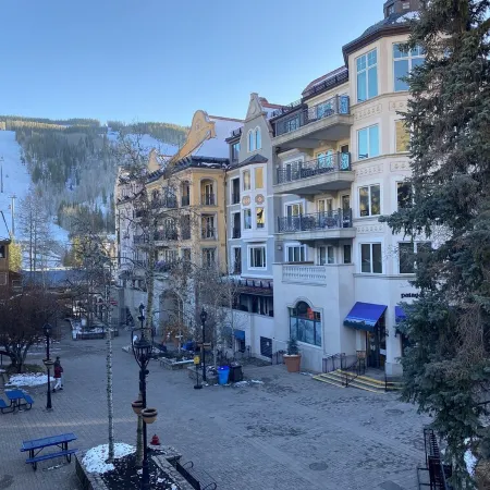 200 ft. to Gondola!! Parking, Balcony, Views, Fireplace!! Heart of Lionshead!!