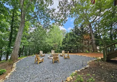 Luxury, lake front with private dock! Các khách sạn gần North Georgia Premium Outlets