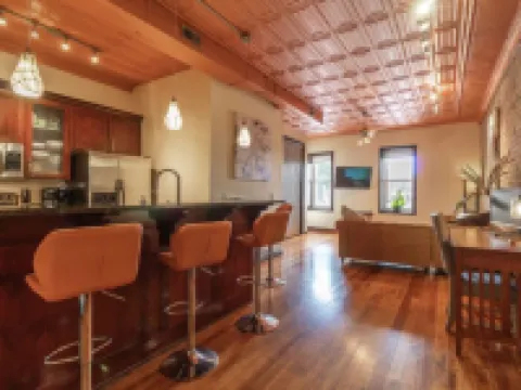 Contemporary apartment on the square! Hotels in Neosho