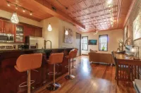 Contemporary apartment on the square! Hotels in Neosho